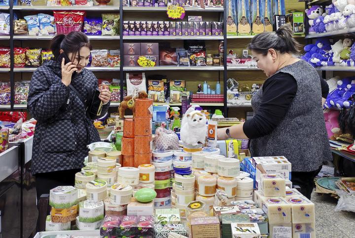走訪口岸聽信心丨新疆巴克圖口岸 邊民互市貿(mào)易火熱 “通道經(jīng)濟(jì)”促日用百貨繁榮